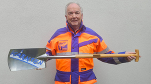 Gerhard Dörfler hat den von Erwin Pröll verschmähten Tunnelbeschleunigungsspaten wieder aus der Gartenhütte geholt