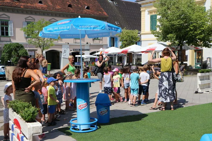 Der Andrang war groß sowie auch die Freude über das erhaltene Eis.