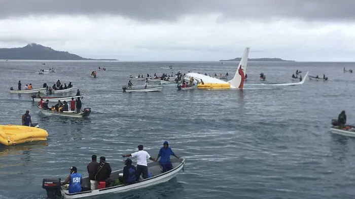Die Maschine der Fluggesellschaft Air Niugini ging am Freitag etwa 150 Meter von der Landebahn entfernt in einer Lagune im zu Mikronesien gehörenden Kleinstaat Chuuk nieder.