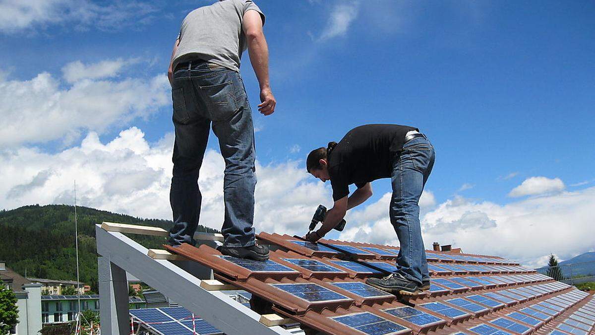 Solar-Dachziegel kann man einfach auf ein bestehendes Dach einbauen