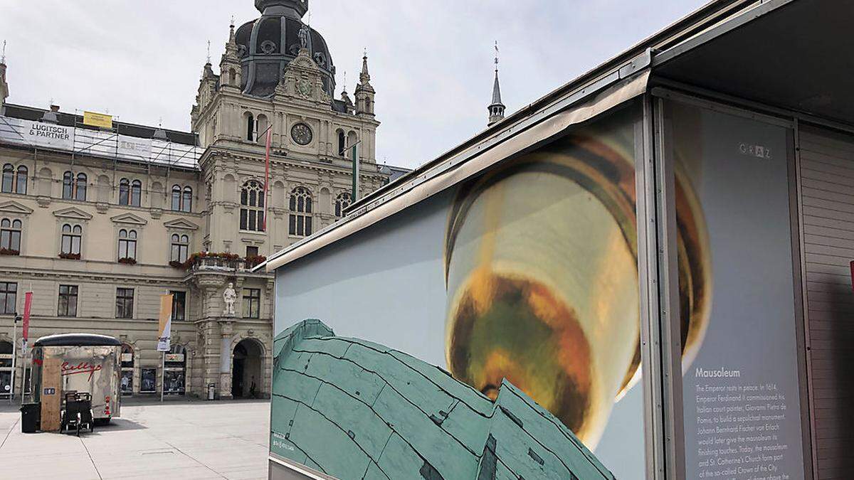 Die neu gestalteten Marktstände am Hauptplatz zeigen jetzt keine Kunst mehr, sondern Grazer Sehenswürdigkeiten