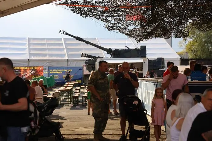 Das Fest in der Kaserne ist für Besucher aller Altersstufen von großem Interesse.