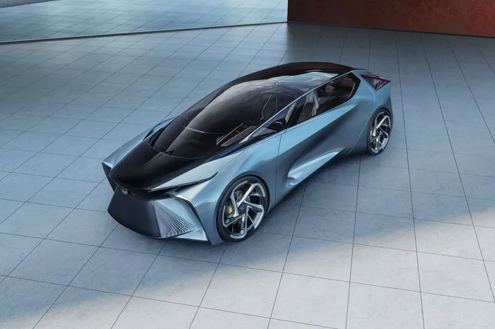 Die 110-kWh-Batterie sitzt tief im Fahrzeugboden und soll für eine Reichweite von 500 Kilometern gut sein. Damit stürmt der 2,4-Tonner in 3,8 Sekunden von 0 auf 100 km/h. Das Laden soll kabellos passieren.