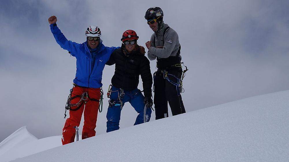 Der erlösende Moment des Gipfelsieges für die heimischen Alpinisten  