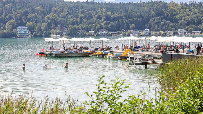 Schwach mesotroph: Der Klopeiner See zählt zu den Kärntner Seen mit bester Wasserqualität. Er ist mit wenigen Nährstoffen belastet, daher wurde die Wasserqualität als sehr gut eingestuft.Sichttiefe: normalerweise 7,1 Meter, maximal 8,9 Meter. Temperatur: 26 Grad (Stand 12. August). Die wenigen Zuflüsse und der geringe Seeabfluss tragen mit dazu bei, dass der Klopeiner See der wärmste Badesee (zumindest) in Kärnten ist. Tiefe: maximal 48 Meter.Fläche: 1,1 Quadratkilometer mit einem Wasservolumen von 25 Millionen Kubikmetern.