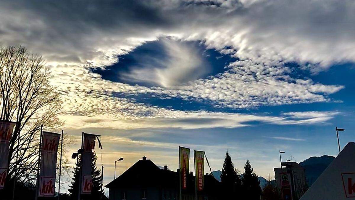 Das relativ scharf abgegrenzte Loch in der Wolkendecke, das für viel Staunen sorgte