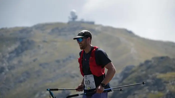 Markus Lorberau beim „Steiraman“-Lauf mit dem Sender des Kreiskogels im Hintergrund