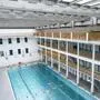 Überblicksfoto im „Bad zur Sonne“, auf das Schwimmbecken und die Gänge am Rand