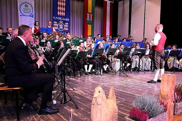 Als Gastkapelle war die Trachtenmusik Kirchstetten aus Niederösterreich gekommen. Die Stimmung im vollbesetzten Saal war bestens, als der Obmann der Werkskapelle Bauer, Franz Sachernegg, zum Bieranstich lud.