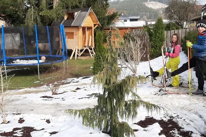 Elias (13) und Johanna (8) haben sich ihr eigenes kleines Skigebiet im Garten der Familie Schrade in Weißkirchen errichtet. Leider ist es mit den steigenden Temperaturen wieder geschmolzen.
