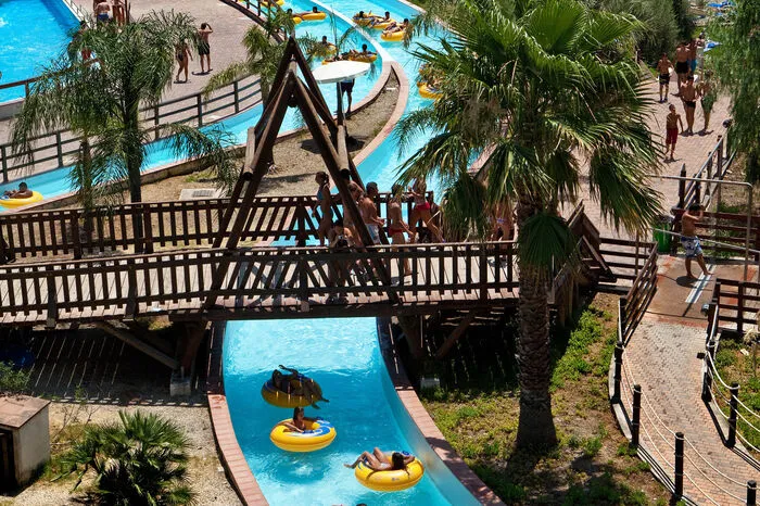 In dem Wasserpark auf Sizilien geht die Urlaubslaune vermutlich nicht so schnell den Bach hinunter.