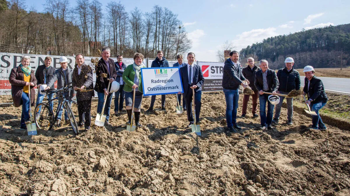 Vertreter der beteiligten Firmen sowie der Politik beim Spatenstich neben der L394