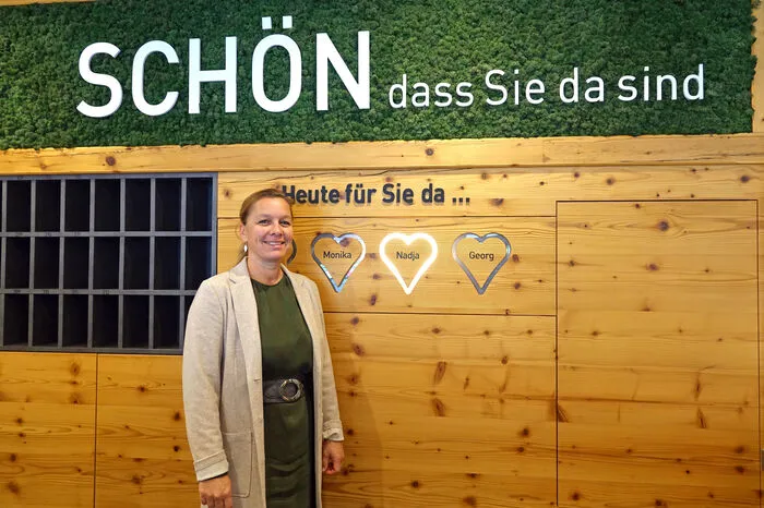 Chefin Nadja Niederl begrüßt die Gäste, ein leuchtendes Herz zeigt an, wer an der Rezeption sitzt