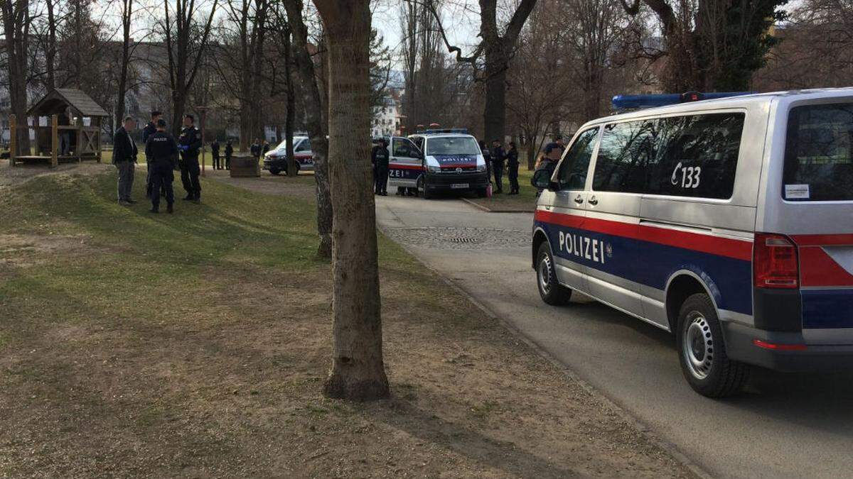 Polizeieinsatz im Stadtpark (Bild Sujet)