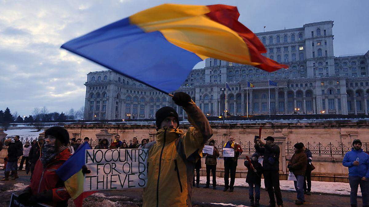 Proteste vor dem Sitz der Regierung in Bukarest: &quot;No country for old thieves&quot;