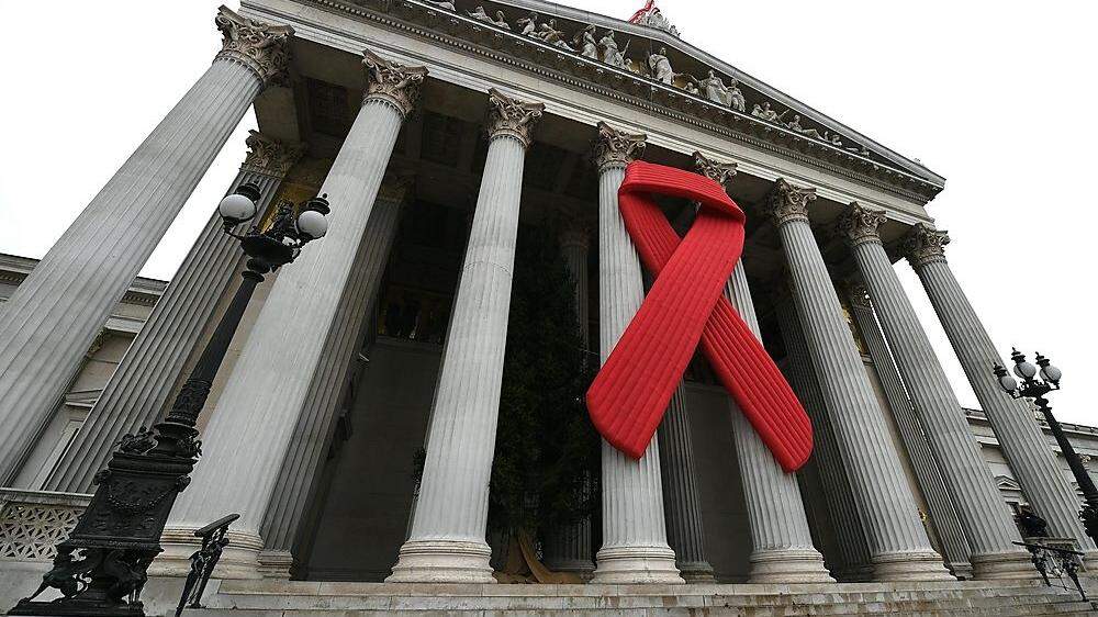 Das Red Ribbon im Oktober vor dem Parlament 