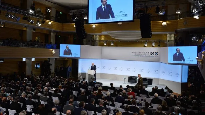 Jahr für Jahr geben sich Staatspräsidenten, Regierungschefs, Minister, Chefs internationaler Organisationen, Sicherheitsexperten und Spitzenmanager im Münchner Hotel "Bayerischer Hof" ein Stelldichein.
