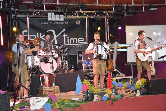 Im Anschluss an die Feier spielte die Band "Folxtime" auf.