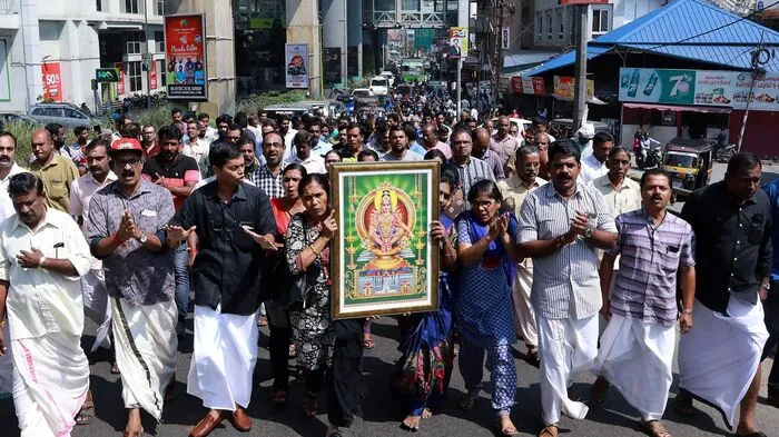 Der Streit um das Zutrittsrecht für Frauen im gebärfähigen Alter zu einem heiligen Hindu-Tempel im Süden Indiens eskaliert weiter.