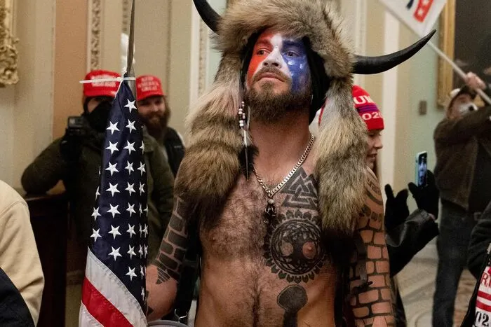 QAnon-Anhänger glauben, dass ein von satanischen Menschenhändlern geführter Staat im Staate, der sogenannte „Deep State“ Kinder entführe, foltere und ermorde, um aus deren Blut eine Verjüngungsdroge herzustellen. Donald Trump, so die Theorie, sei der Einzige, der es wage, dieser globalen geheimen Elite die Stirn zu bieten.