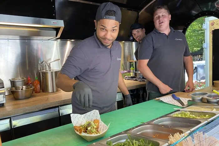 In der "Strossnkuchl" von Elias Theiner (rechts) gibt es knuspriges Hendl - entweder im Burger, im Wrap, im Salat oder als Chicken Wings