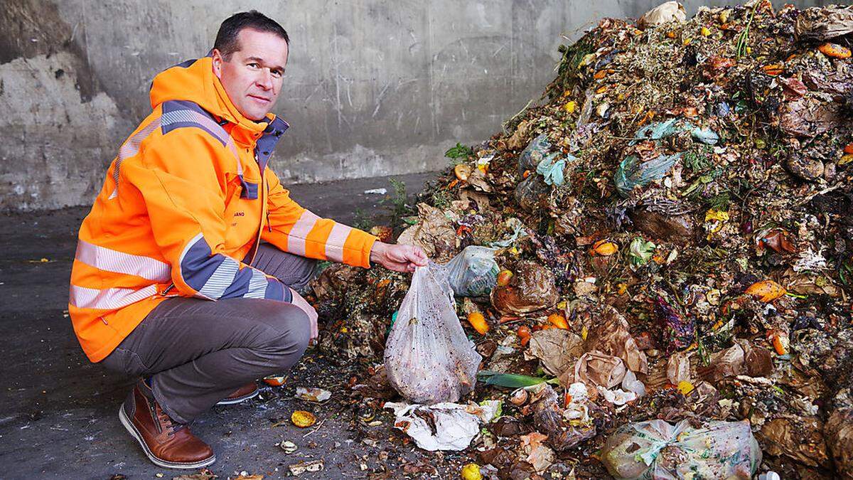 Mürzverband-Geschäftsführer Andreas Zöscher mit Plastiksäcken im Biomüll