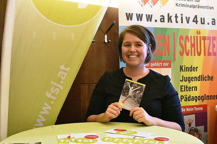 Eva-Maria Zarfl vom "Freiwilligen Sozialen Jahr" erklärt, dass Jugendliche hier zehn bis elf Monate in sozialen Einrichtungen arbeiten können, außerdem "wissen viele nicht, dass dies auch als Zivildienstersatz möglich ist!"