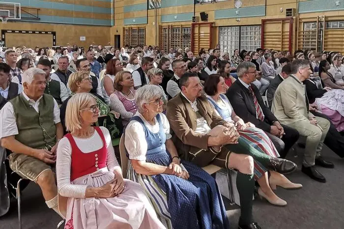 Grußworte und Glückwünsche an die Absolventinnen überbrachten Landesrätin Simone Schmiedtbauer, Zweite Landtagspräsidentin Gabriele Kolar, Nationalratsabgeordneter Andreas Kühberger und WKO-Regionalstellenobmann-Stellvertreter Albert Brunner. 