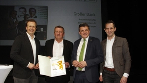 Landesrat Karlheinz Kornhäusl, Bürgermeister a.D. Josef Kapper mit Goldenen Ehrenzeichen der Landespartei, Stadtparteiobmann Franz Jost und Landtagsabgeordneter Lukas Schnitzer (v.l.)