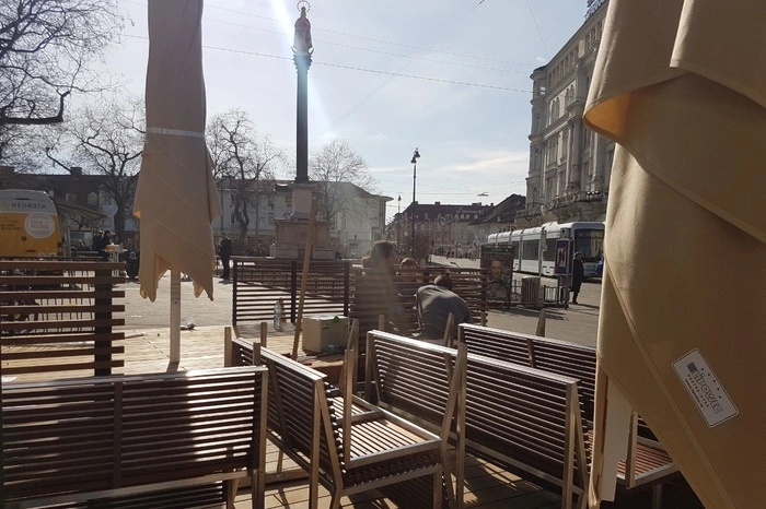 ... auch ein nagelneuer Gastgarten mit viel Holz.