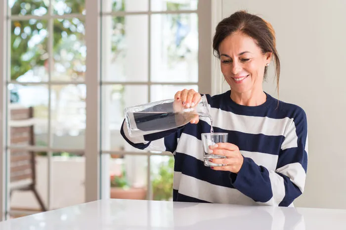 Trinken Sie regelmäßig und ausreichend. Falls Sie Probleme haben hier in einen Rhythmus zu finden, bringen Sie gut sichtbare Memos für sich am Arbeitsplatz an oder starten Sie den Tag mit einer großen Kanne Tee 