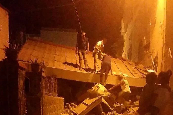 Der Erdstoß der Stärke 4,0 habe die Mittelmeerinsel vor Neapel am Montagabend gegen 21.00 Uhr getroffen, teilte die italienische Erdbebenwarte INGV mit.