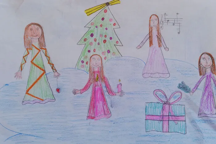 3. Dezember: Die Engel von Johanna Gigler schweben auf Wolke sieben. Ihr Baum ist geschmückt, die Geschenke verpackt. Mit frohen Liedern warten sie auf den 24. Dezember. Dann schauen sie in Lind bei der Neunjährigen vorbei und legen das blau verpackte Geschenk mit Schleife unter den Baum.