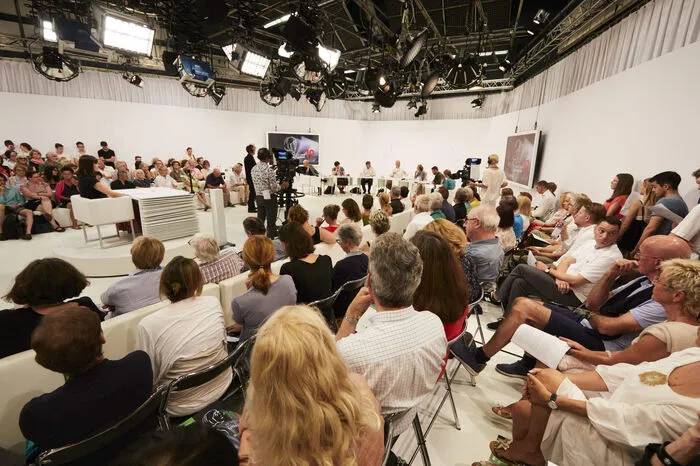 Tropische Temperaturen und hitzige Diskussionen: Tag eins beim Bachmannpreis brachte eine lebhafte Jury und mit Julia Jost und Sarah Wipauer zwei österreichische Preisanwärterinnen.