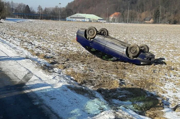 Dabei rutschte das Auto in einen Acker und überschlug sich.