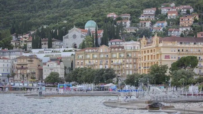 Opatija. Während der österreichisch-ungarischen Monarchie war Opatija die Sommerresidenz für die Wiener Elite. Ein Vermächtnis, das an den vielen verbliebenen Belle Époque-Villen noch erkennbar ist. Die touristische Tradition begann im Jahre 1844 mit der Eröffnung des Hotels Kvarner, des ersten Hotels an der Ostküste der Adria. Die Uferpromenade Lungo Mare verbindet die Stadt mit dem angrenzenden Ort Lovran. Opatija befindet sich in der Region Kvarner und ist durch die Kombination aus Meer, Inseln und Hochland eine Urlaubsdestination für das ganze Jahr.
