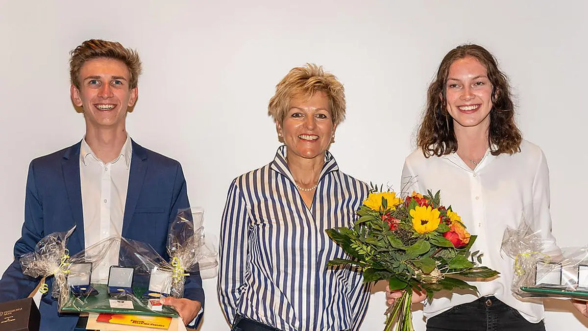 Daniel Tschofenig (18) und Hannah Wiegele (19) wurden von der Präsidentin des Kärntner Landesskiverbandes, Claudia Strobl-Traninger, mit dem Goldenen Ehrenzeichen ausgezeichnet