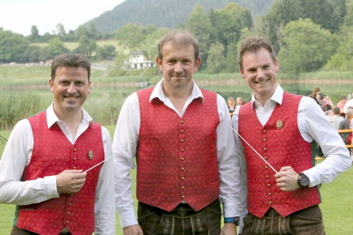 ... unter Obmann Gernot Zechner (Mitte) und den Kapellmeistern Walter Sonnberger (links) und Martin Wieser (rechts) zum Open-Air-Konzert lud. 