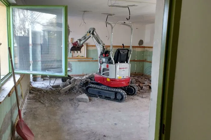 Bei den Sanierungsarbeiten 2019 stand ein Bagger im Gebäude.