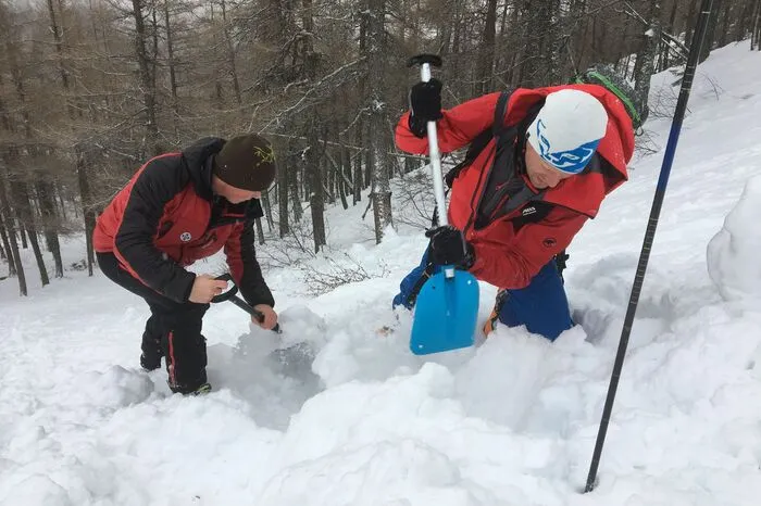 An weiteren Stationen konnten die Übungsteilnehmer ihr Wissen über Erste Hilfe und über den Aufbau der Schneedecke zur Beurteilung der Lawinengefahr auffrischen.