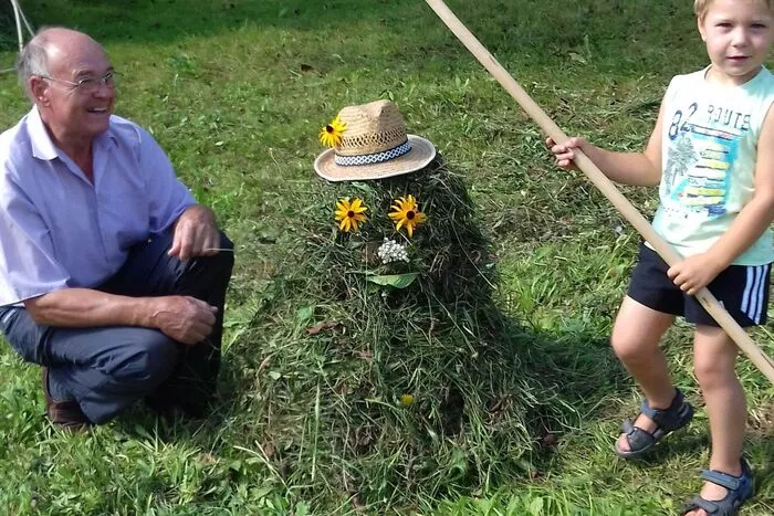 Marcel, der Enkel von Leser-Reporter Franz Monschein, half bei der Heuernte und machte mit Nachbar Fritz einen "Heumann".