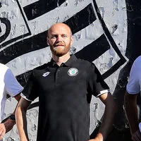 Mario Karner (Mitte) mit Josef Glauninger (links), dem ersten Trainer der Sturm-Damen, und Christian Lang, dem aktuellen