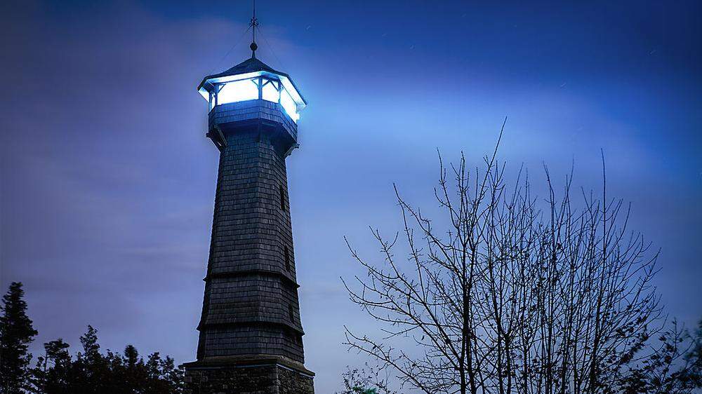 Die Hartberger Ringwarte blinkt derzeit in der Nacht blau