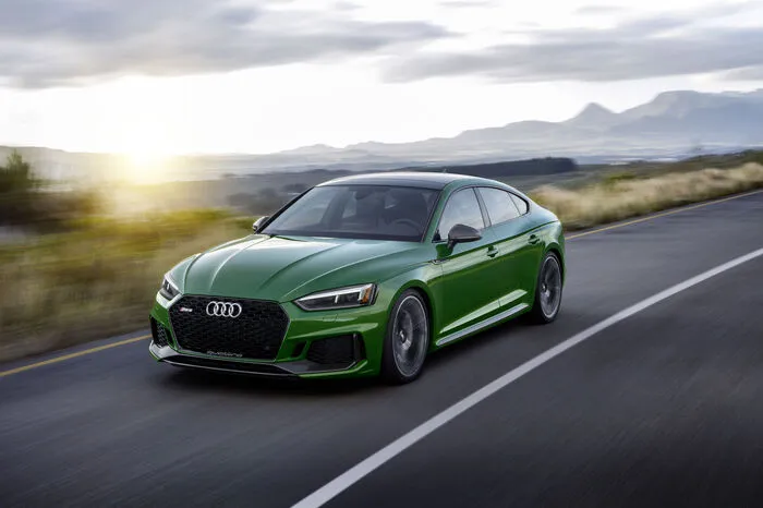 Der übliche Techniktransfer, könnte man sagen. Umso bemerkenswerter hingegen, dass die Audi Sport GmbH das erste Mal in ihrer jungen Geschichte überhaupt eines ihrer Modelle nicht zuerst in Europa, sondern auf den nordamerikanischen Märkten lanciert.