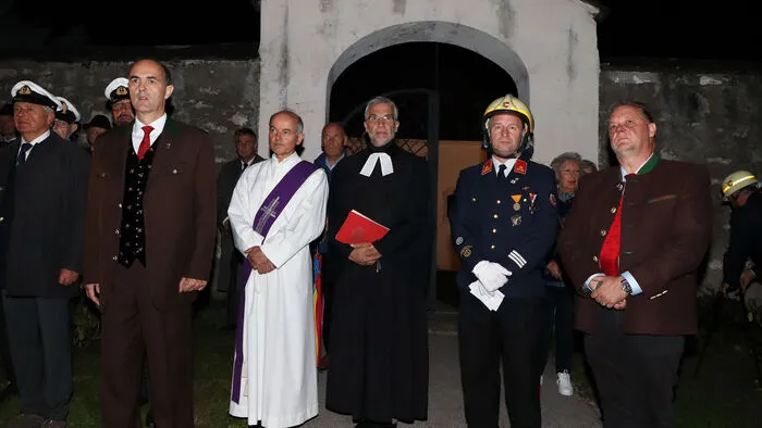 Seit Jahren organisiert Sylvia Gruber von der Stadtgemeinde Feldkirchen immer in Zusammenarbeit mit den jeweiligen Feuerwehrkommandanten die 10. Oktober-Gedenkfeier. Diesmal war es mit Kommandanten der FF-St. Ulrich GFK Hartwig Hainzer und seinen Kameraden. Den geistlichen Segen gab es von Diakon Norbert Wohlgemuth und Pfarrer Martin Müller. Grußworte gab es von Bürgermeister Martin Treffner  und die anschließende Kranzniederlegung machte er gemeinsam mit Bezirkshauptmann Dietmar Stückler.