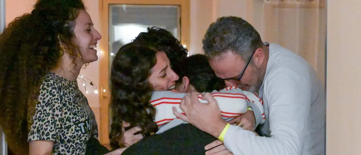 Bilder des Jahres 2025, News 01 Januar News Themen der Woche KW03 Romi Gonen, 24, pictured here hugging family members, was released by Hamas on Sunday, January 19, 2025, along with two other female hostages as part of a cease-fire agreement between Israel and the terrorist group. The women spent 471 days in captivity after being abducted on October 7, 2023. Photo via Israel GPO/ PUBLICATIONxINxGERxSUIxAUTxHUNxONLY WAX2025011919 ISRAELxGPO