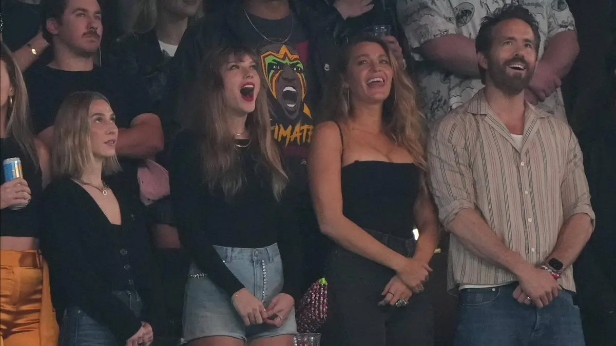 Taylor Swift mit Blake Lively und deren Ehemann Ryan Raynolds. 