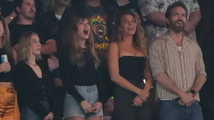 Taylor Swift mit Blake Lively und deren Ehemann Ryan Raynolds.