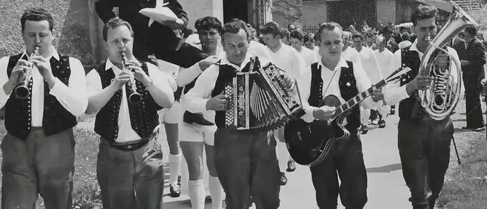 Die Pretuler Buam begeisterten mit ihrer Musik Menschen von nah und fern