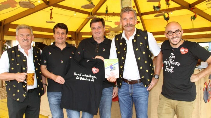 Das 17. Gackern, welches heuer einen Tag länger dauert, war bereits am ersten Tag ein voller Erfolg. Pilgerten doch gut 4000 "Gackerer" zum Auftakt auf die Loretowiese.